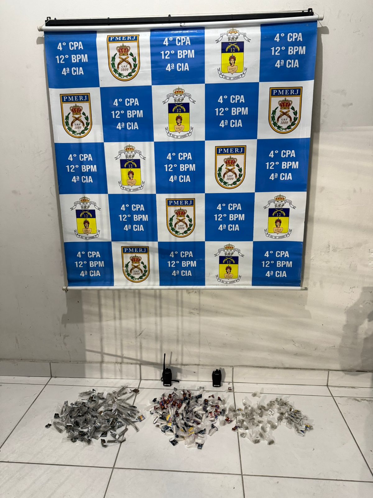 Batalhão de Niterói prende dois traficantes e apreende drogas na Comunidade da Grota